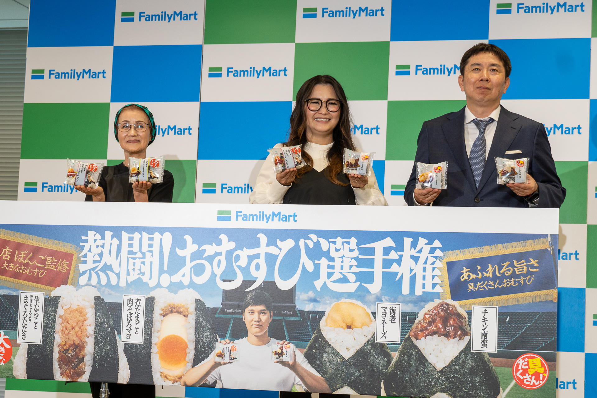 右近さん、ギャル曽根さん、木内氏によるフォトセッションの様子