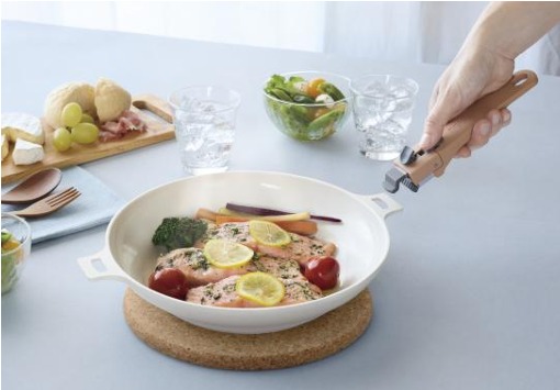 お皿を使用したような華やかな食卓を演出