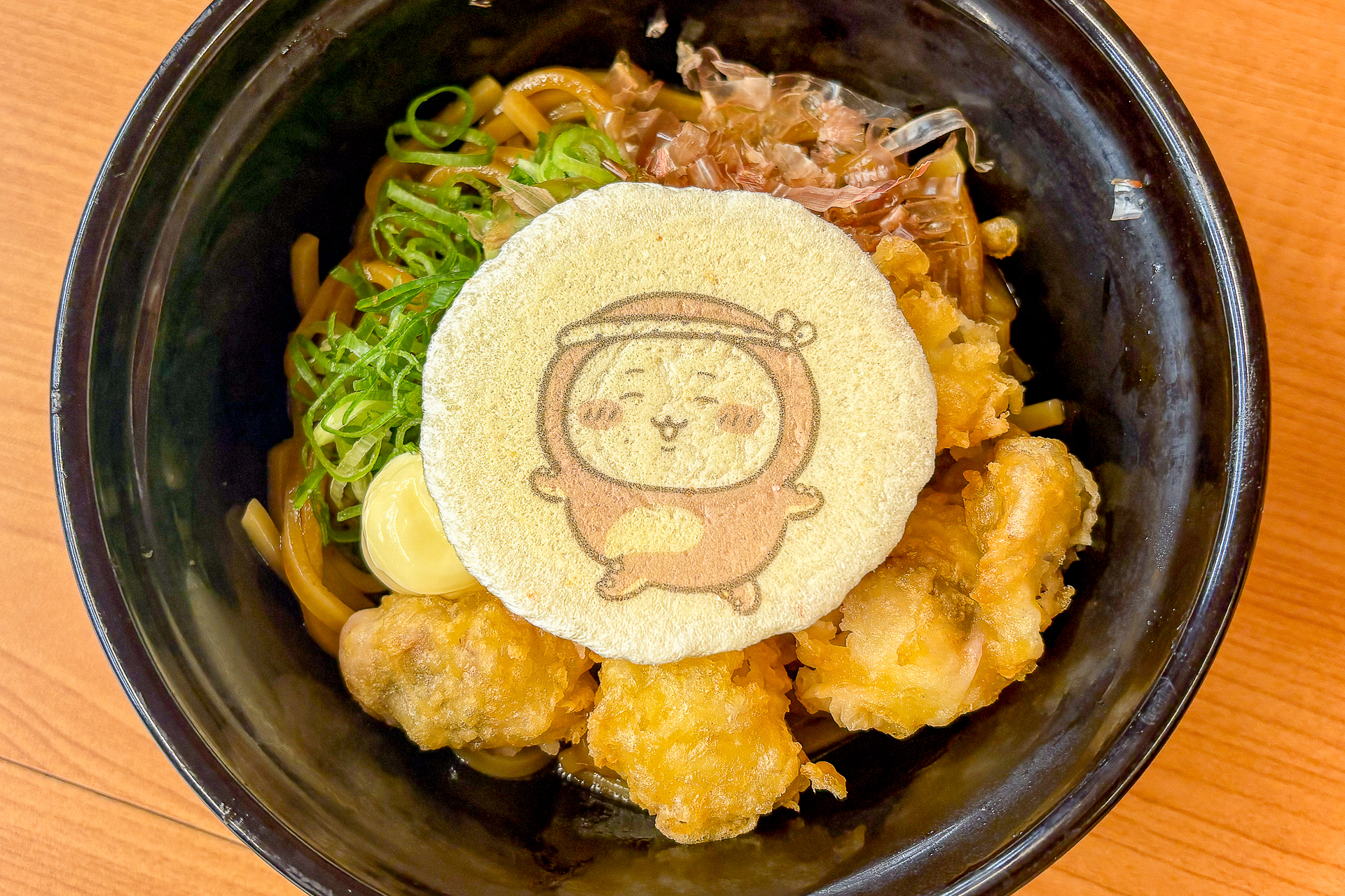 たこ天とちいかわの特製せんべいを乗せた「あげだっこ！ソースのめん」