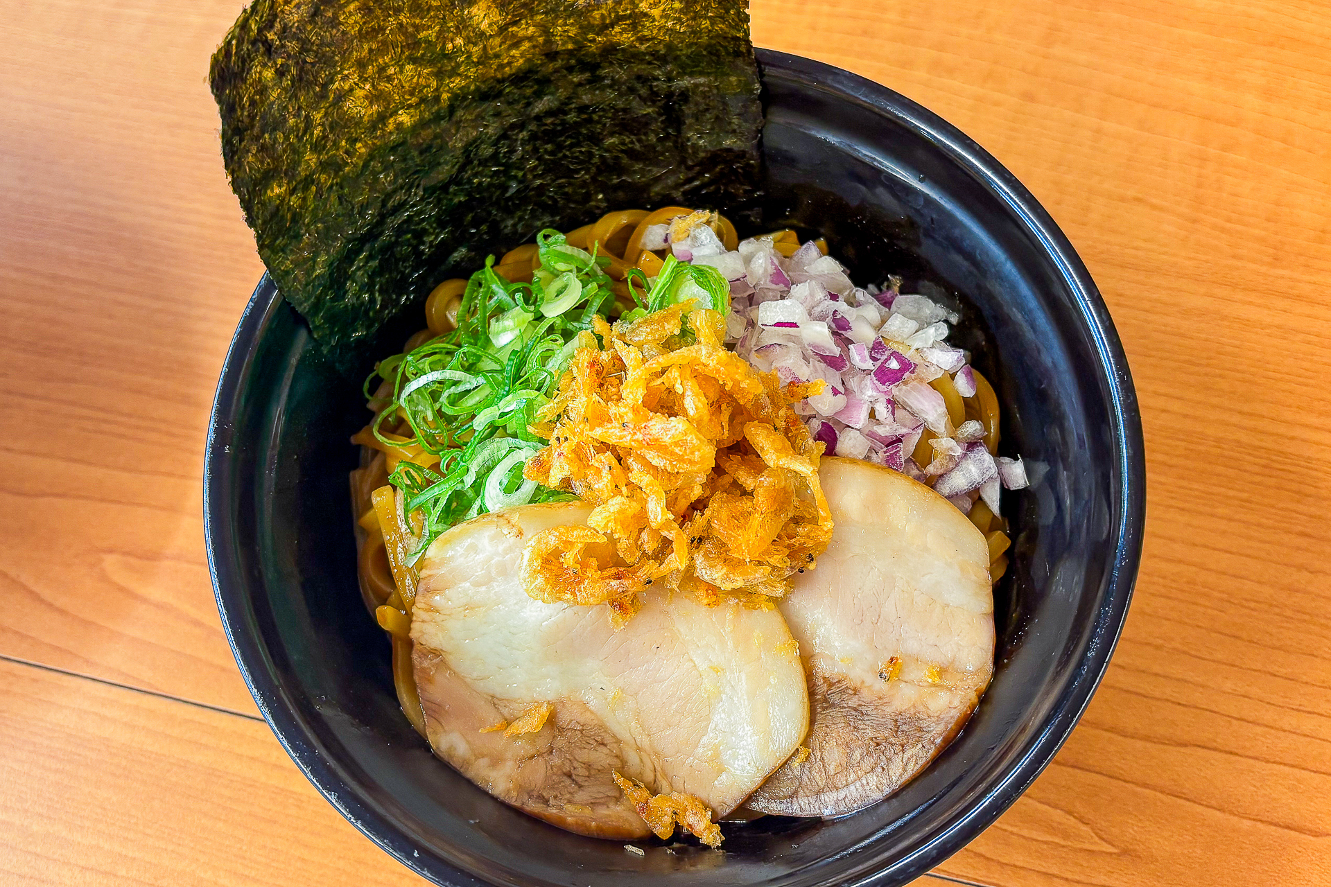 大阪の名店とコラボした「濃厚えびまぜそば」