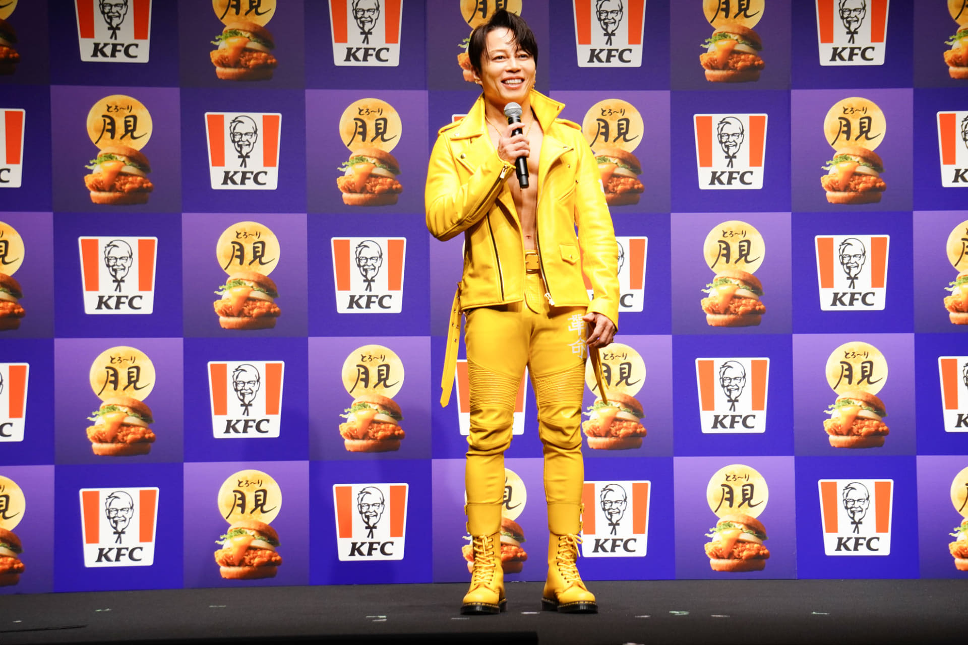西川さんが「T.M.G.Revolution」と筆入れ