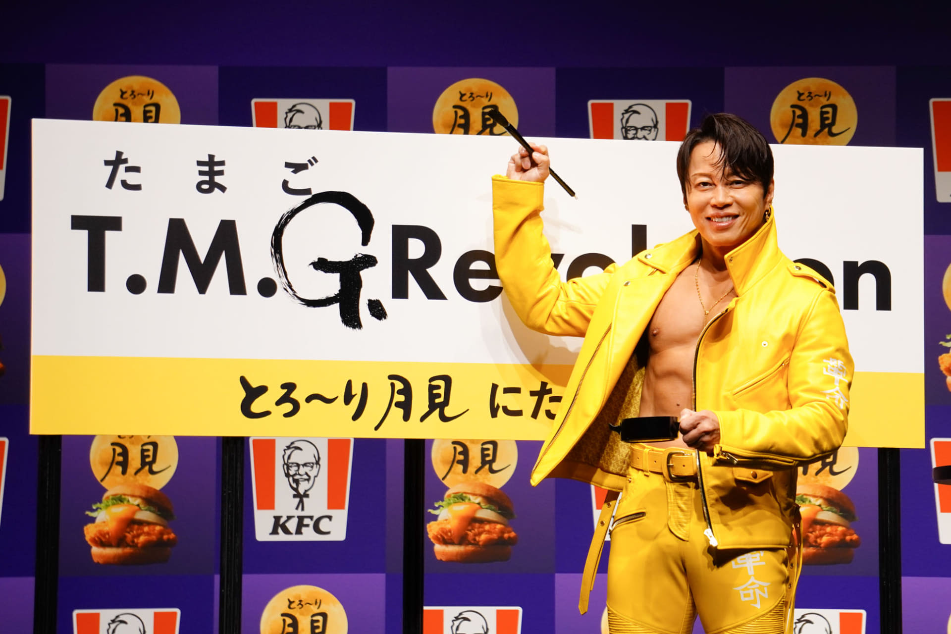 西川さんが「T.M.G.Revolution」と筆入れ