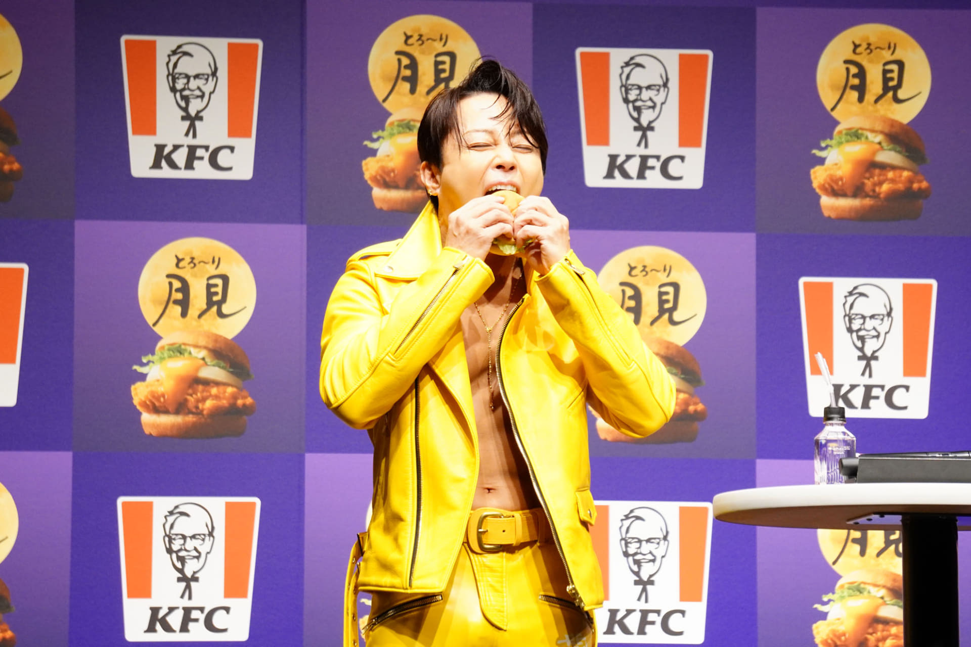 西川さんが「とろ～り月見フィレバーガー」を試食