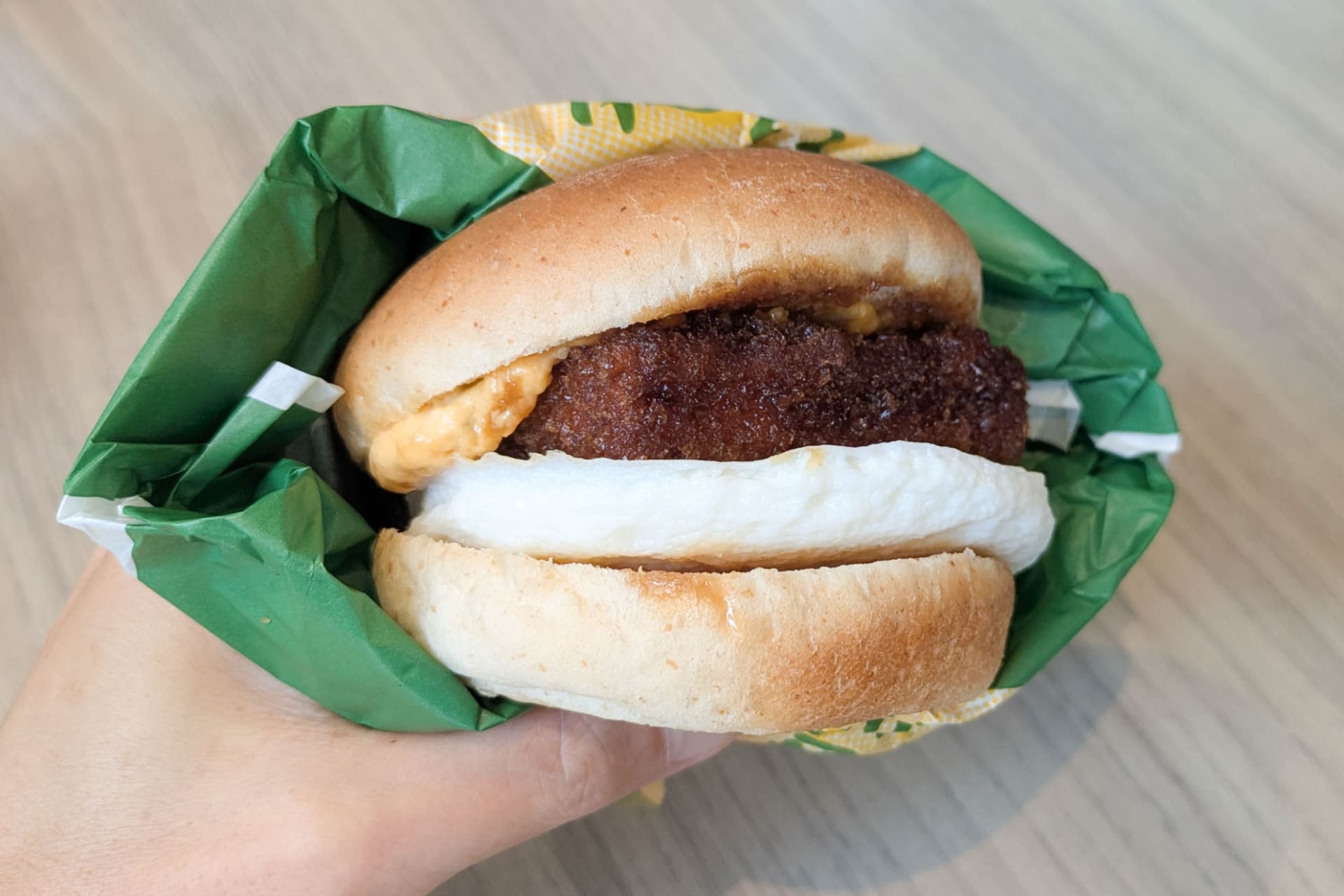 試食した「とろ～り月見和風カツバーガーこぼれタルタル」