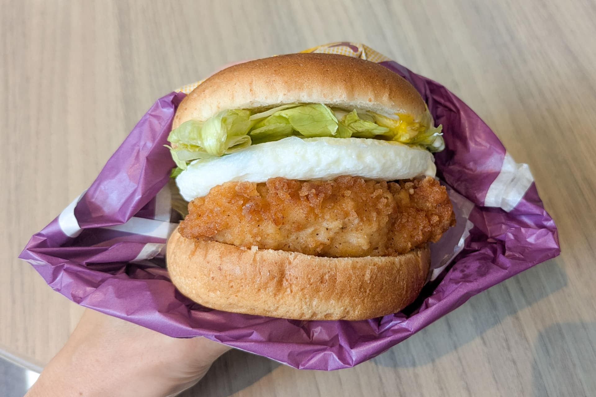 試食した「とろ～り月見フィレバーガー」