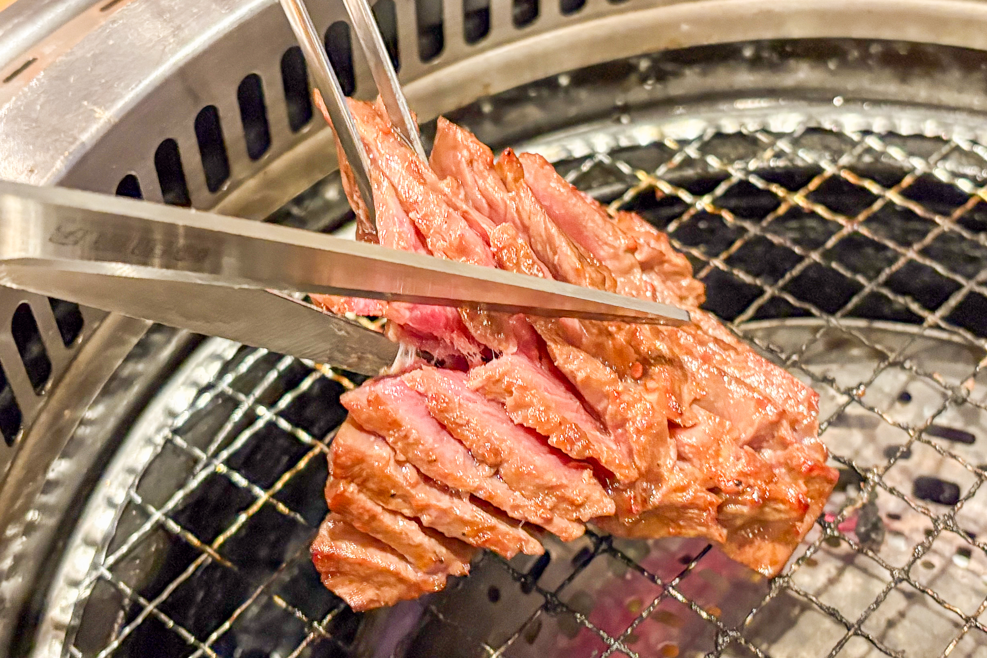 まずそのまま焼いて、火が通ってきたら縦にハサミで切る