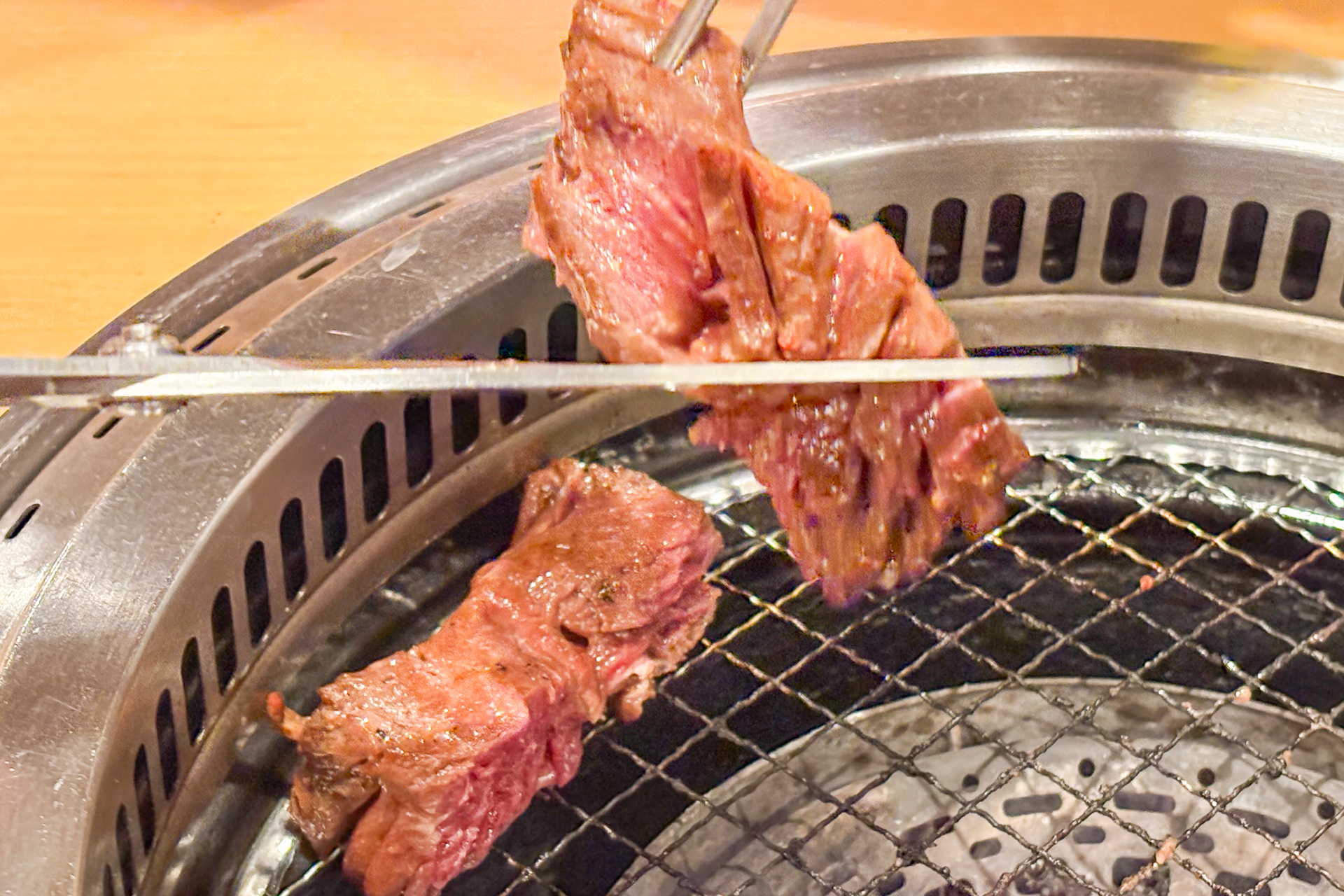 繊維に沿ってひと口サイズにカット