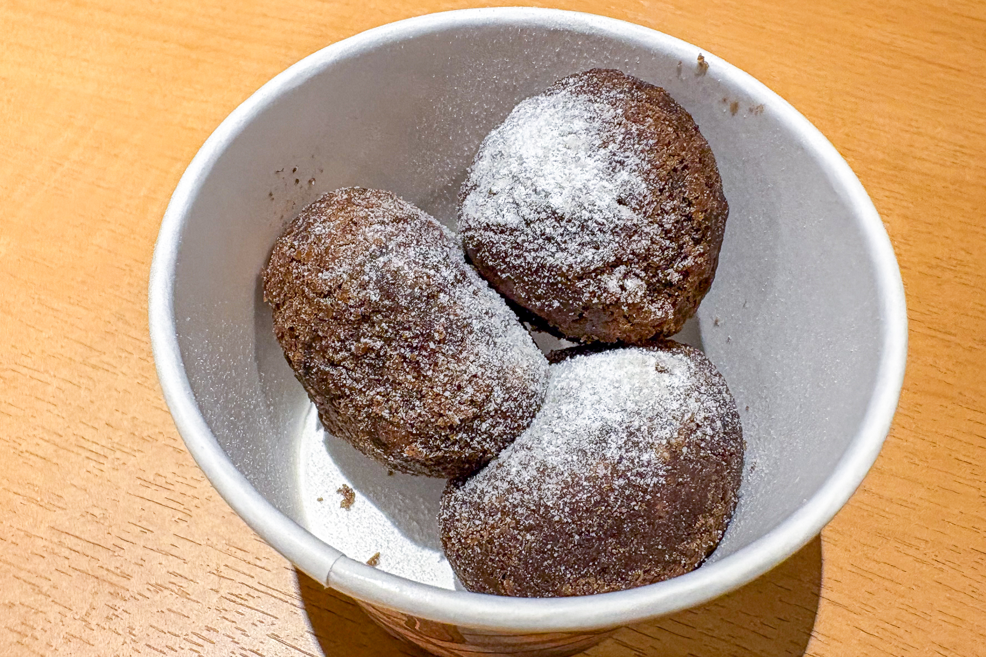 とろけるチョコソースが入った「ショコラボール」