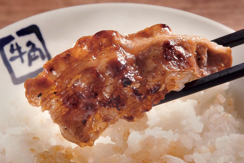 熱々の鉄板で提供する「鉄板焼肉定食」