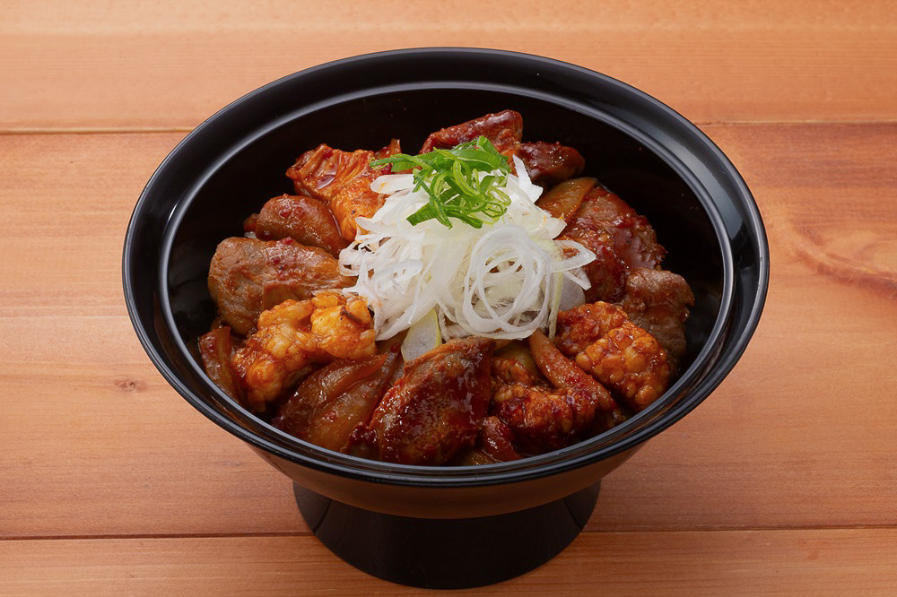 旨辛ダレを絡めた「旨辛ホルモン・ハラミ丼」