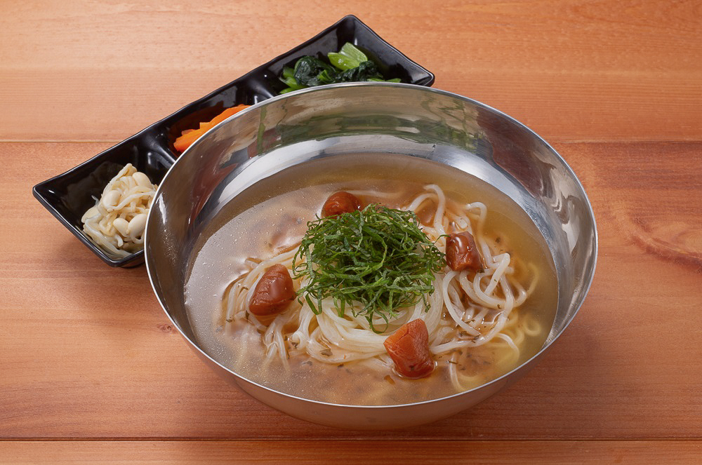 梅としそがさわやかな「梅しそ冷麺（3種ナムル付き）」