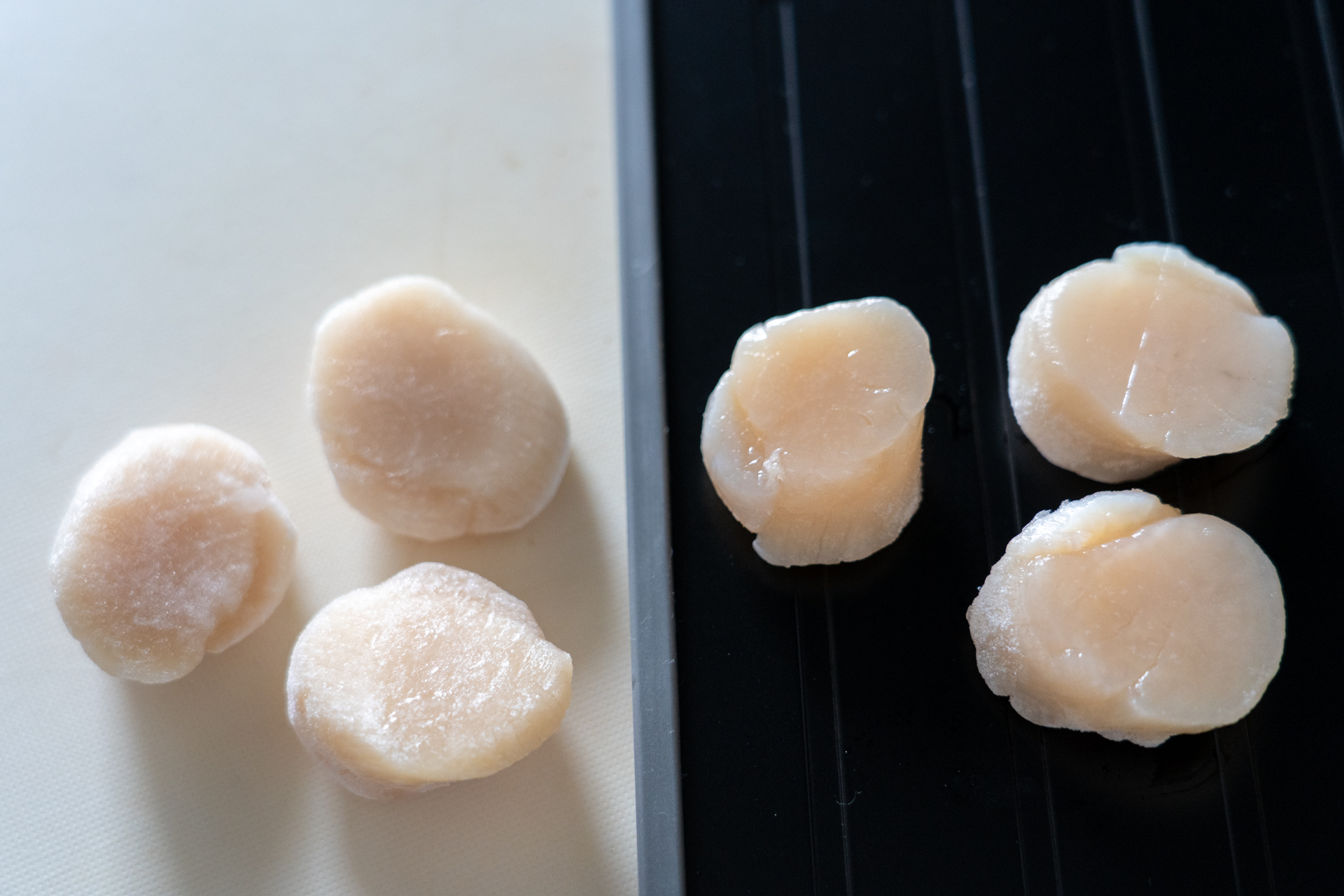 4分後、ひっくり返してみると、ごらんの通り！右の解凍プレートに置いたホタテはもう食べられそうな見た目