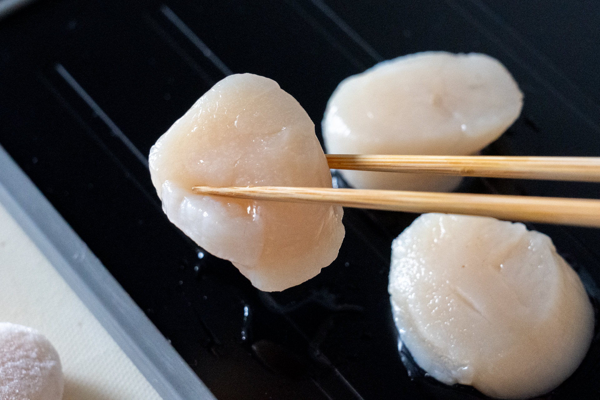 解凍プレートに置いたホタテは、15分後には全解凍しました