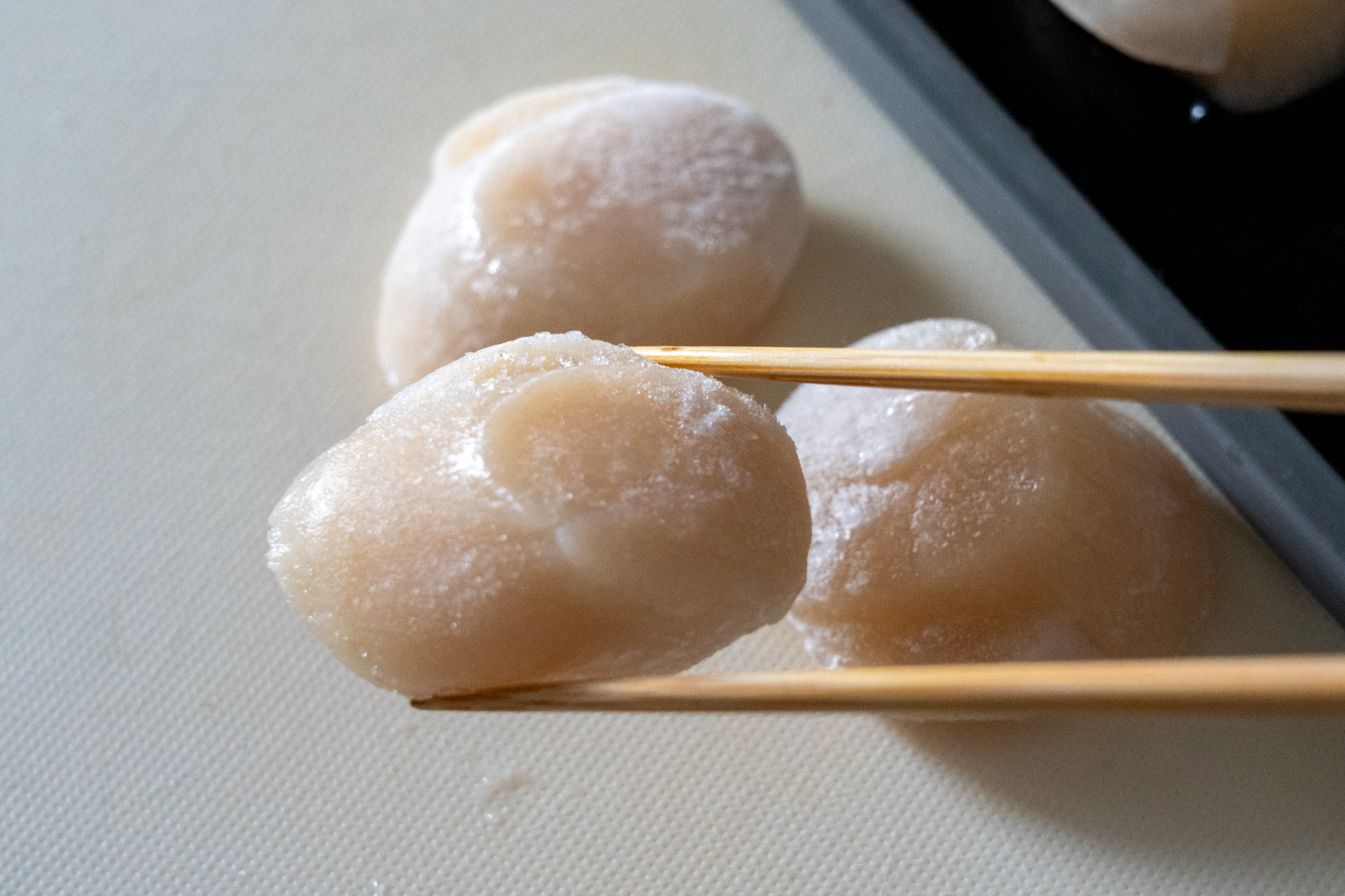 普段のまな板の上にあるホタテは、まだ白い霜がびっしり