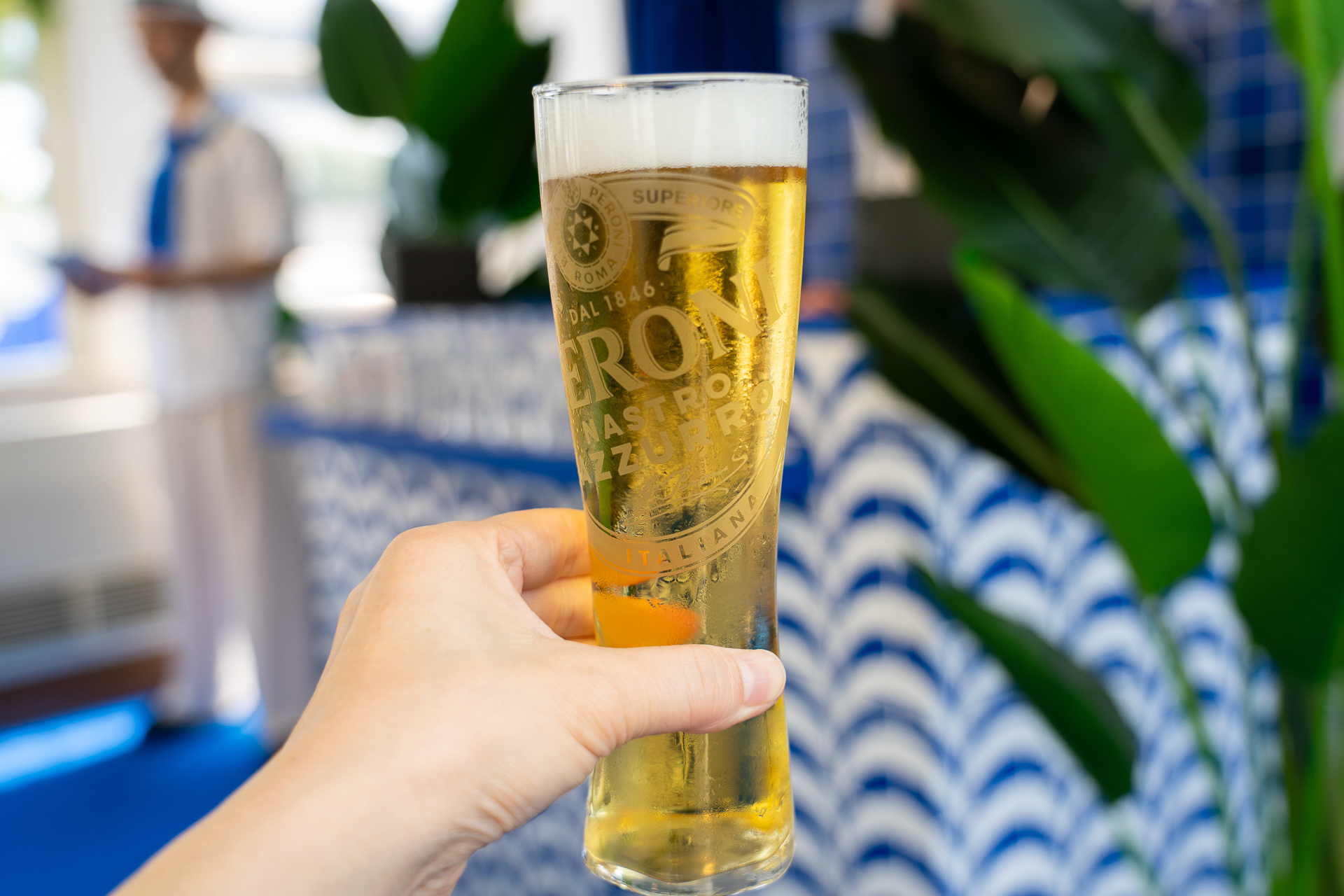 Salute!　ペローニは香りを立ち昇らせるため、背の高いグラス使用を推奨しているそうだ