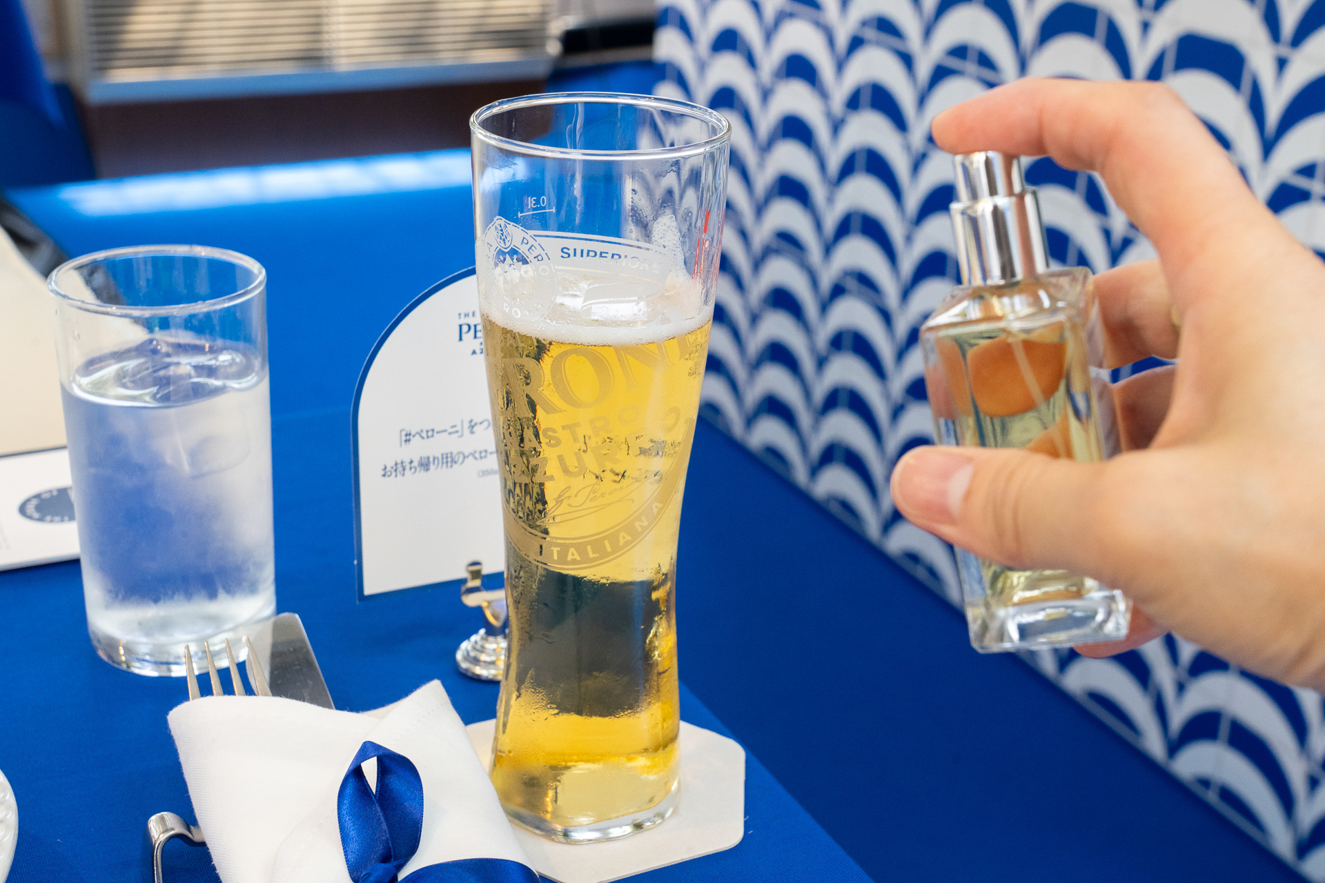 グラスにシュッ！　飲む前に香りをまとう、これが噂の「プロフューモ」