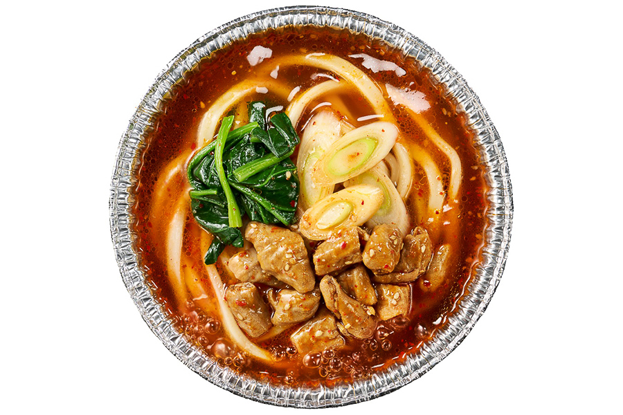 うどんとピリ辛ホルモンが入った「ホルモン鍋焼うどん」