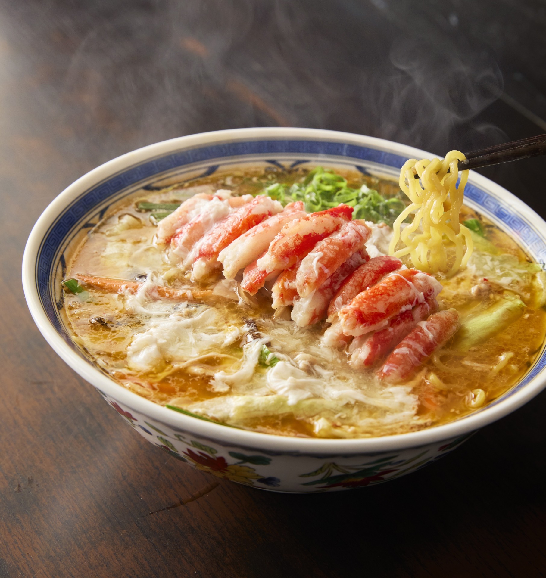 「札幌『けやき』カニ入り北の贅沢ラーメン」（2301円）