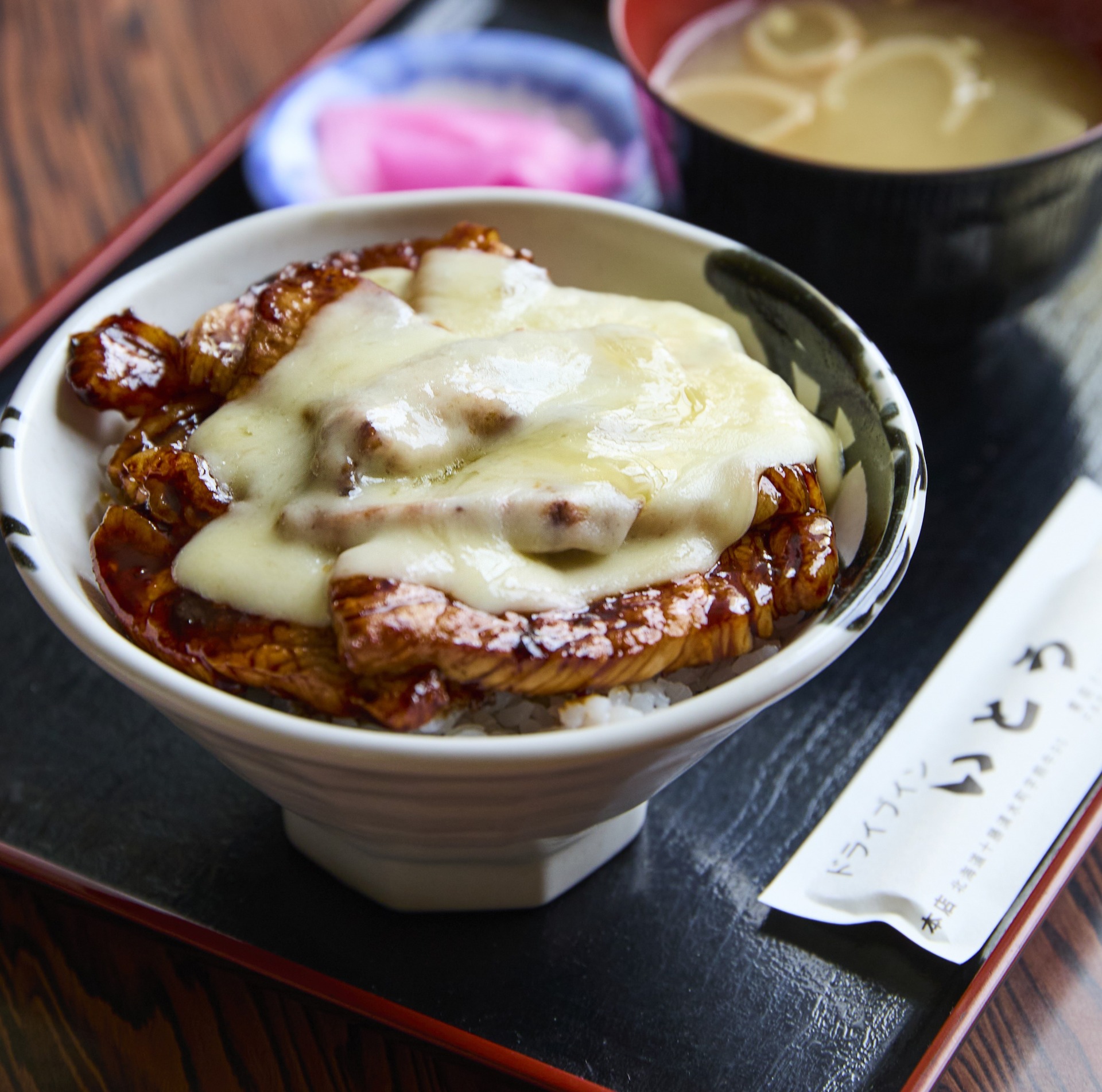 「十勝清水『ドライブインいとう』半田ファームチーズ豚丼」（2035円）