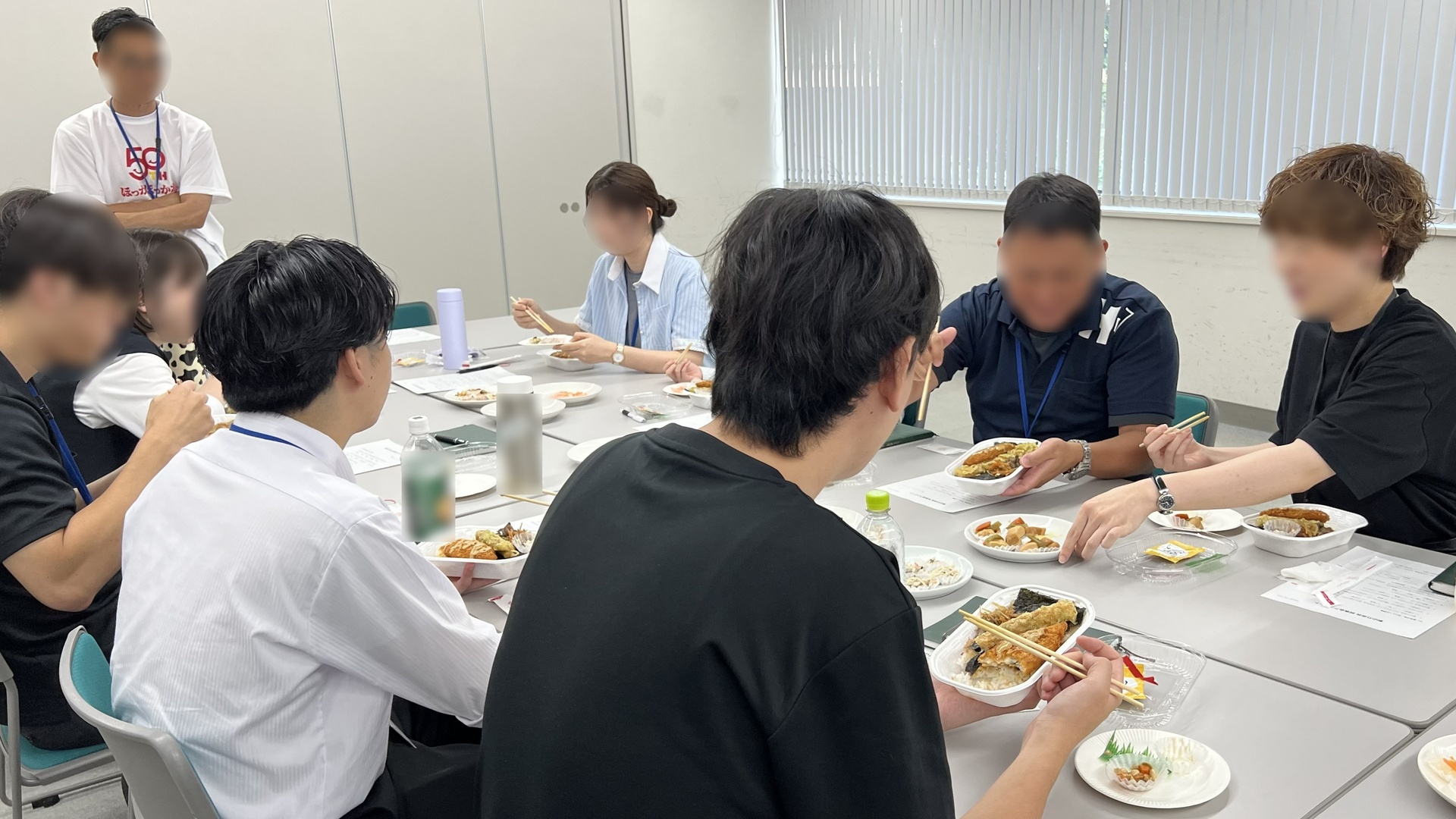 若手社員試食会の様子