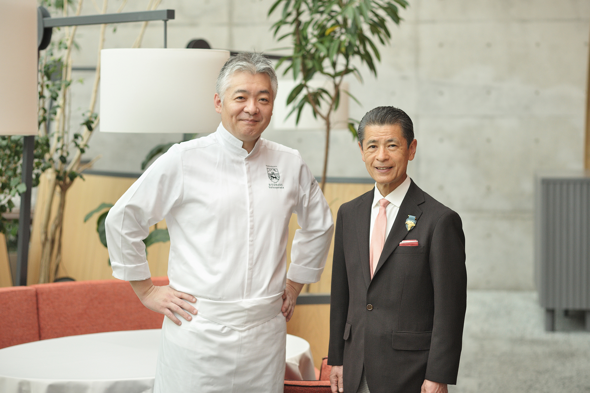 料理長の鎌田匡人氏（左）とソムリエの加茂文彦氏（右）