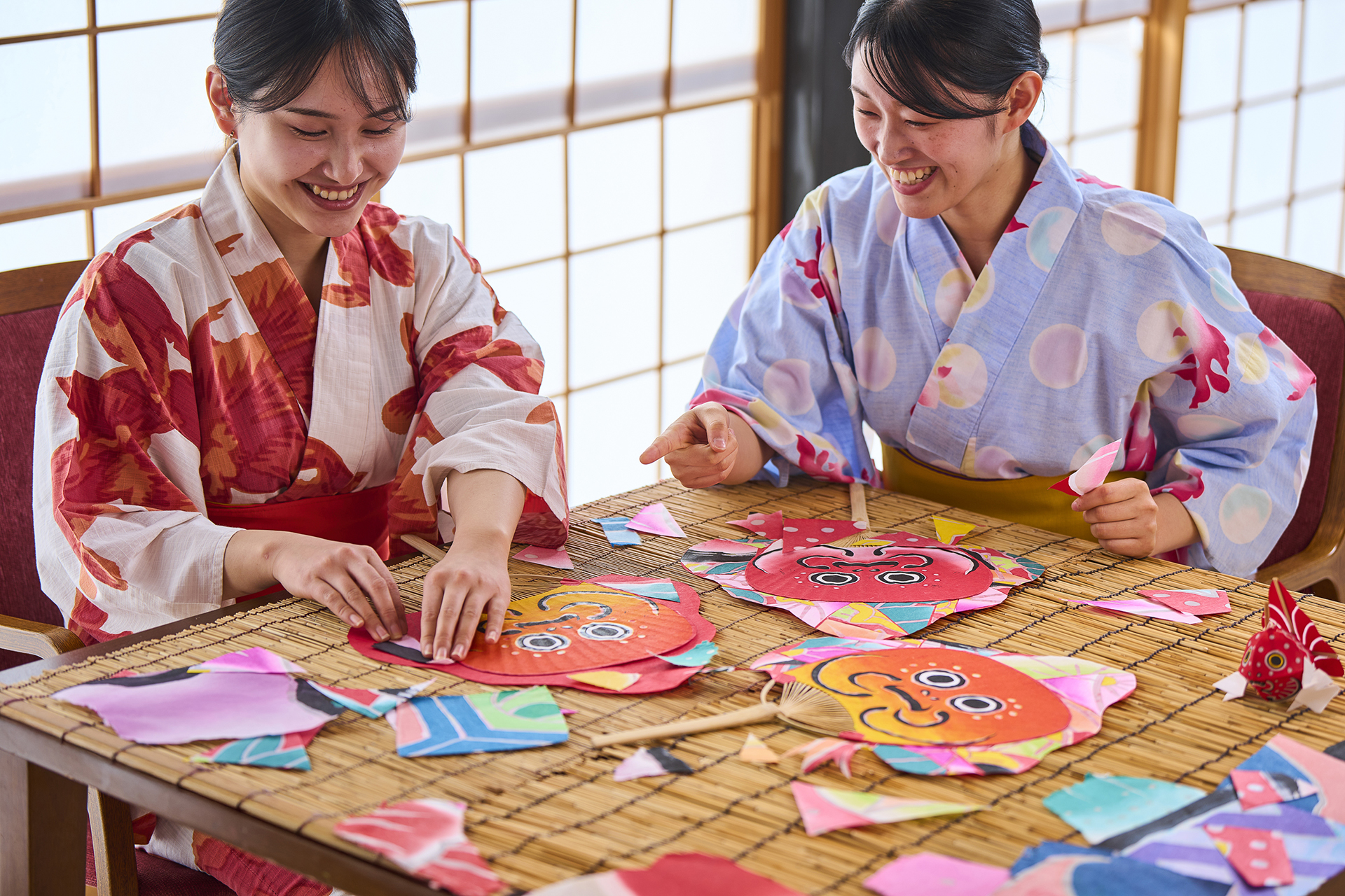 色や絵柄の異なるパーツをちぎり、貼り合わせて作る