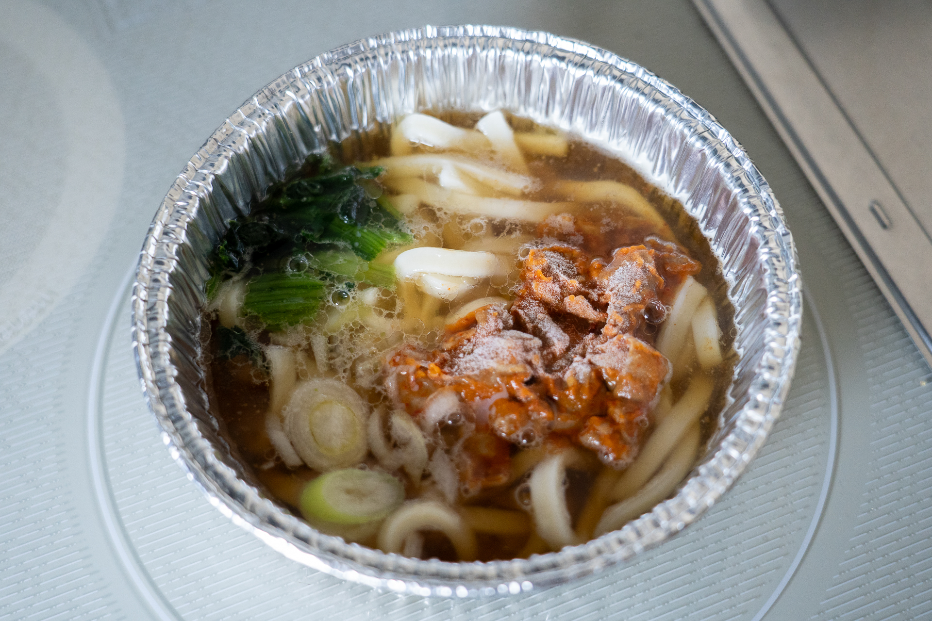 火にかけて6～7分、スープが溶け出して麺と具材に馴染んできます