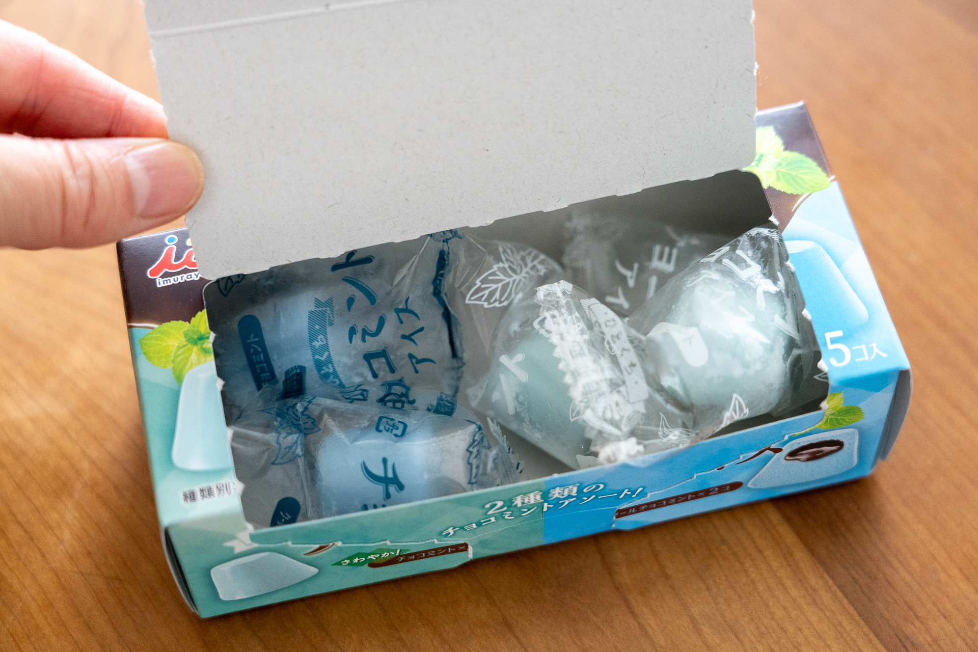 個包装された一口サイズのアイスが5個入っています