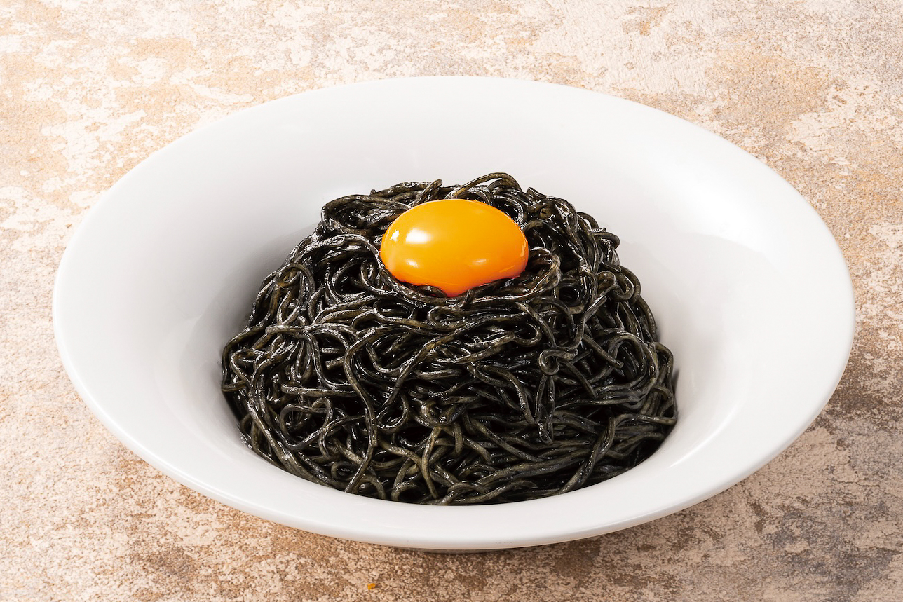 「黒麺×ガーリックライスの満月仕立て」（1199円）