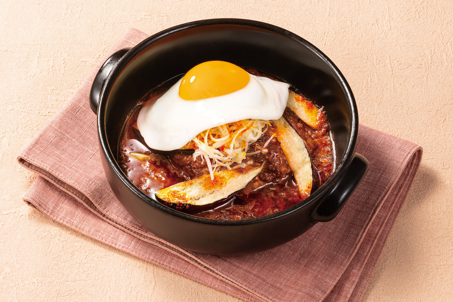 「月見麻辣土鍋ハンバーグ」（1584円）