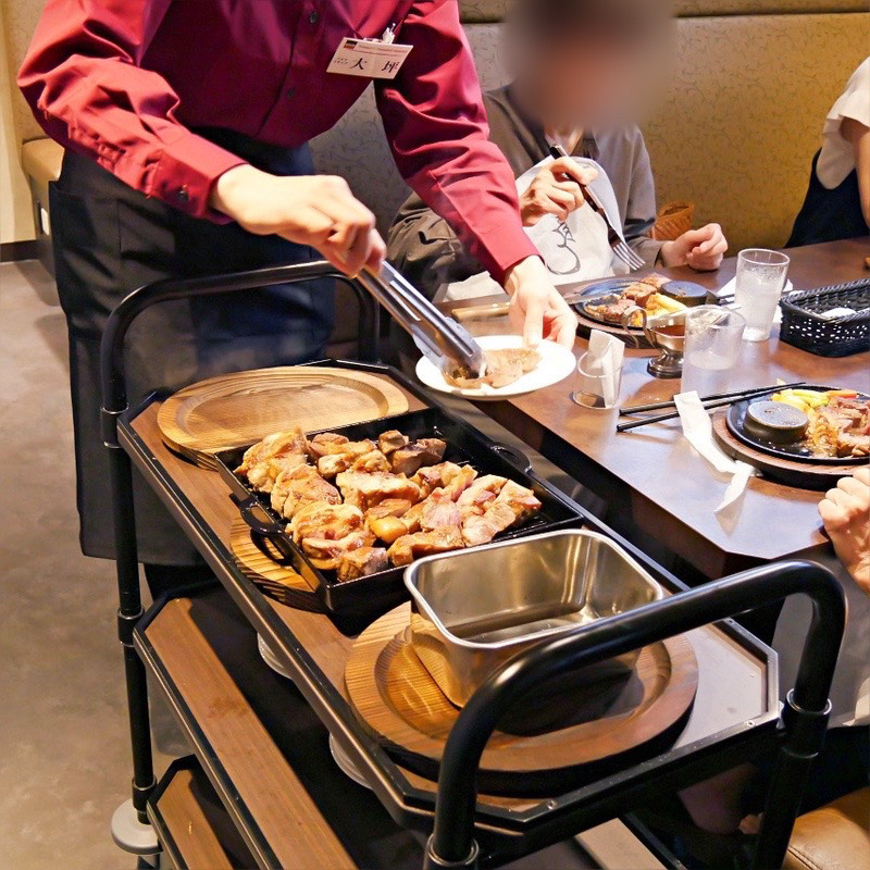 スタッフが店内を回りながら提供