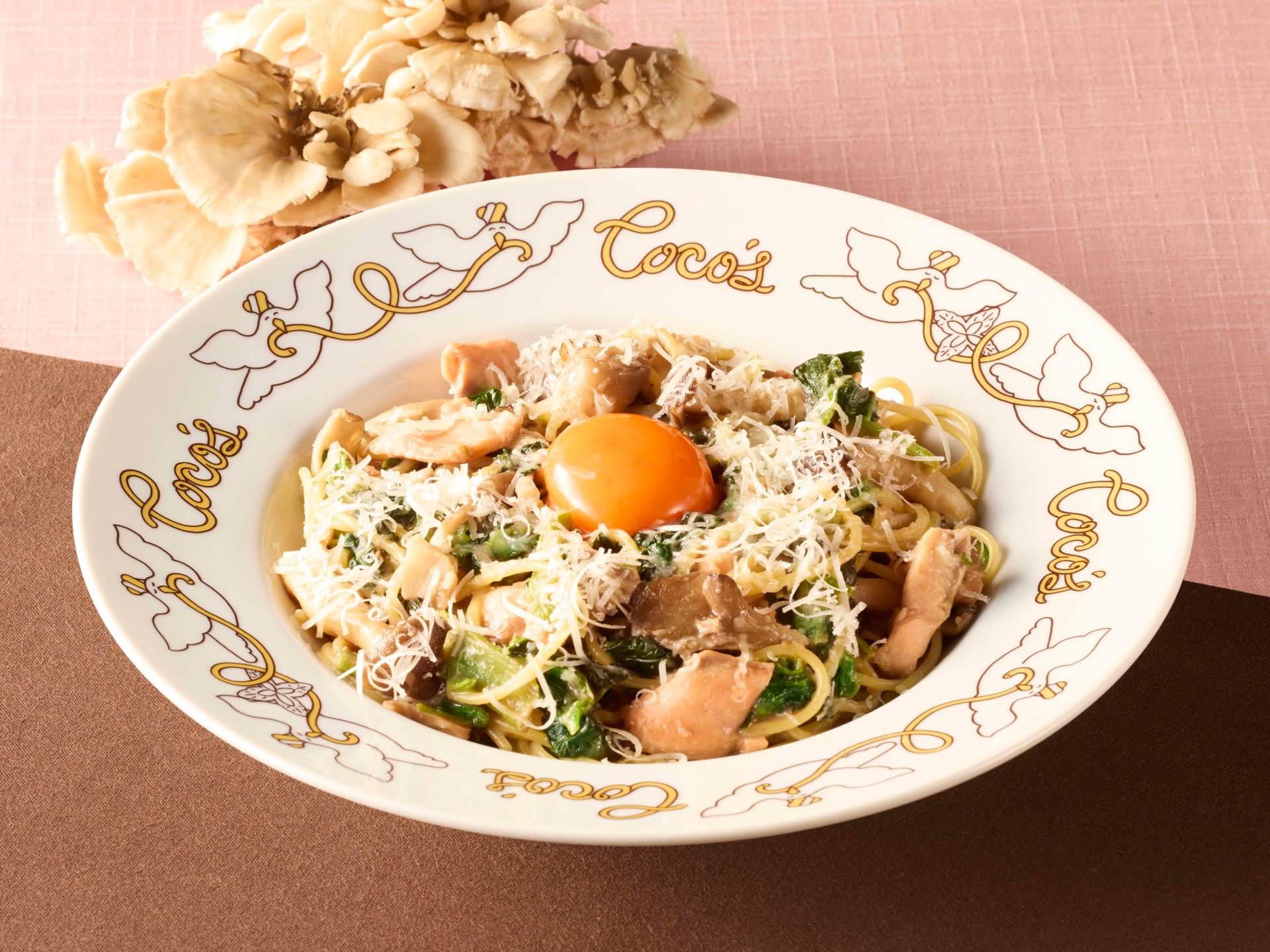 「トリュフ香るサーモンときのこのクリーム月見パスタ」（1309円）