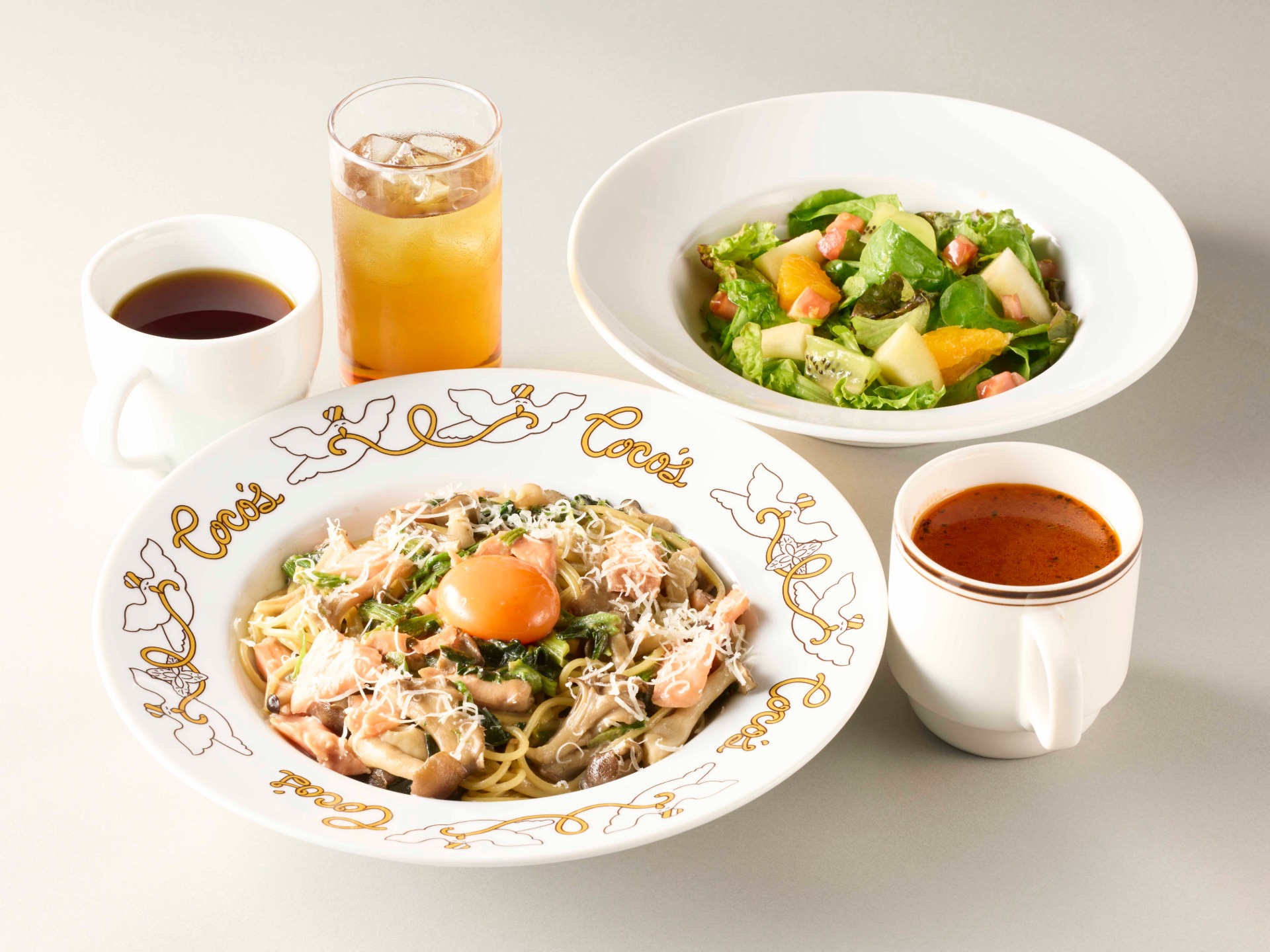 「トリュフ香るサーモンときのこのクリーム月見パスタ フルーツサラダセット」（2013円）
