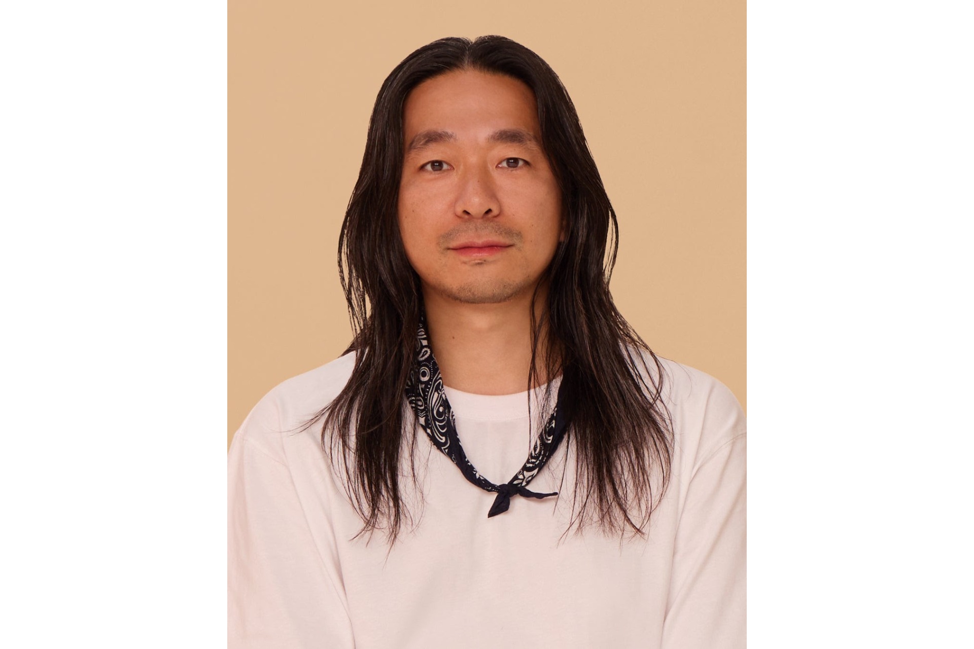 「コンビニエンスウェア」を共同開発するファッションデザイナーの落合宏理氏