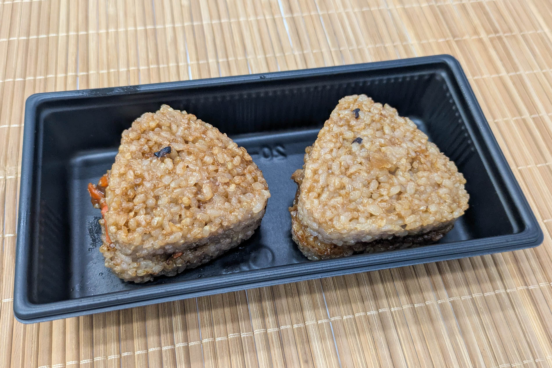 試食で提供された「モスデリ 焼きおにバーガー 牛カルビ」（右）、「モスデリ 焼きおにバーガー 鶏きんぴら」（左）