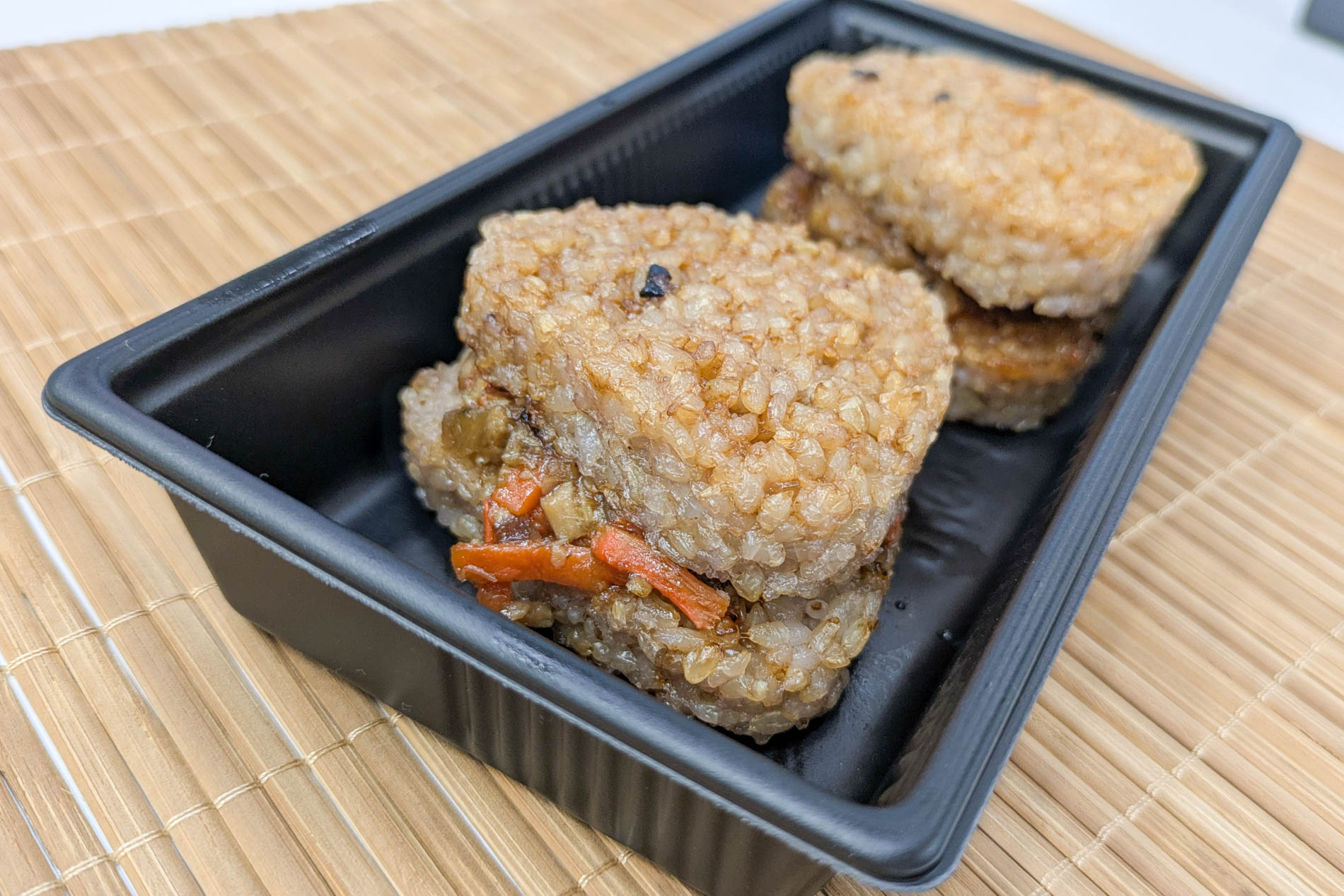 厚みのある玄米ごはんプレートで具材が挟んである