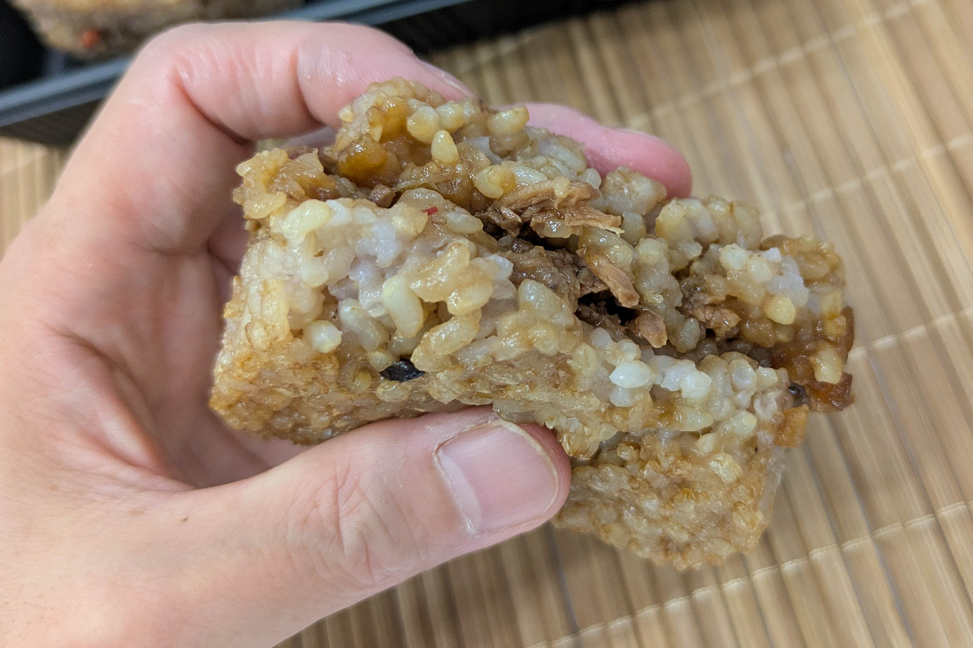 玄米ごはんと甘辛味の牛肉がマッチしておいしい