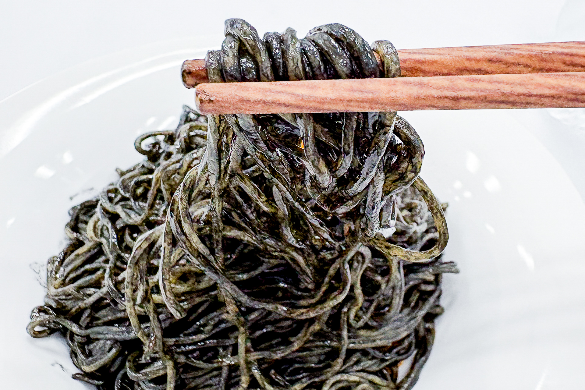 竹炭で漆黒に染めた黒麺