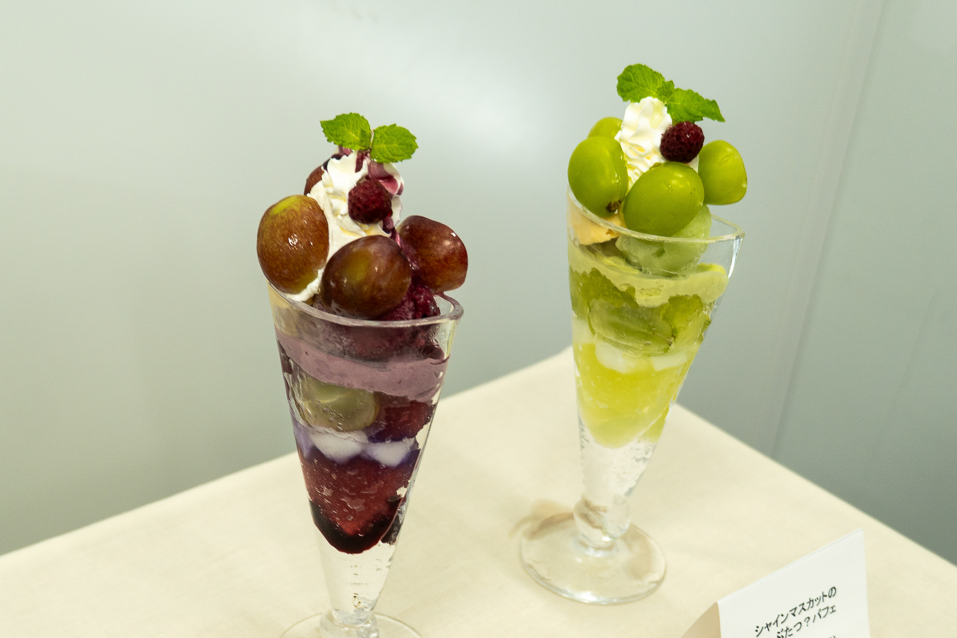 正面は通常のパフェだが……