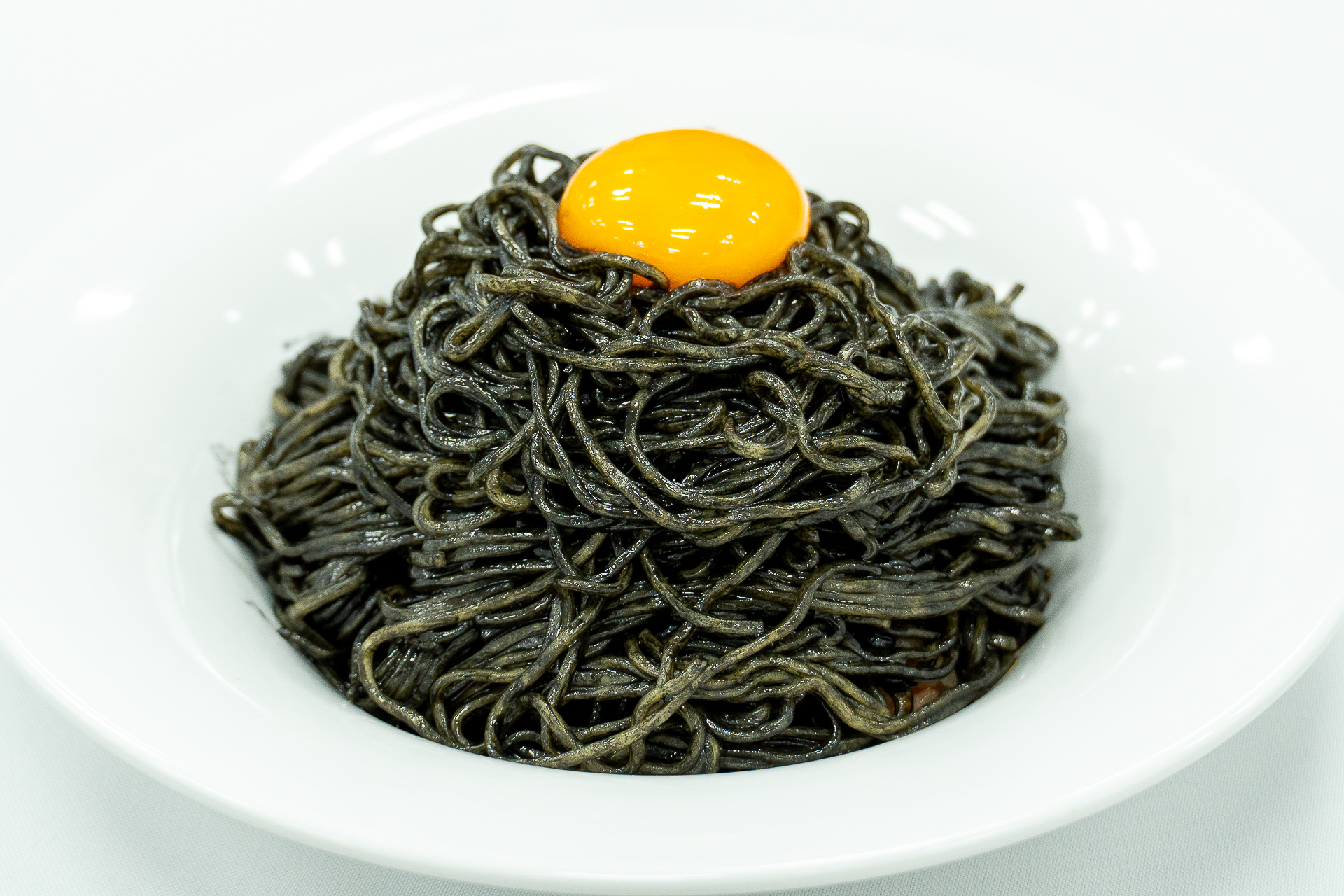 「黒麺×ガーリックライスの満月仕立て」（1199円）
