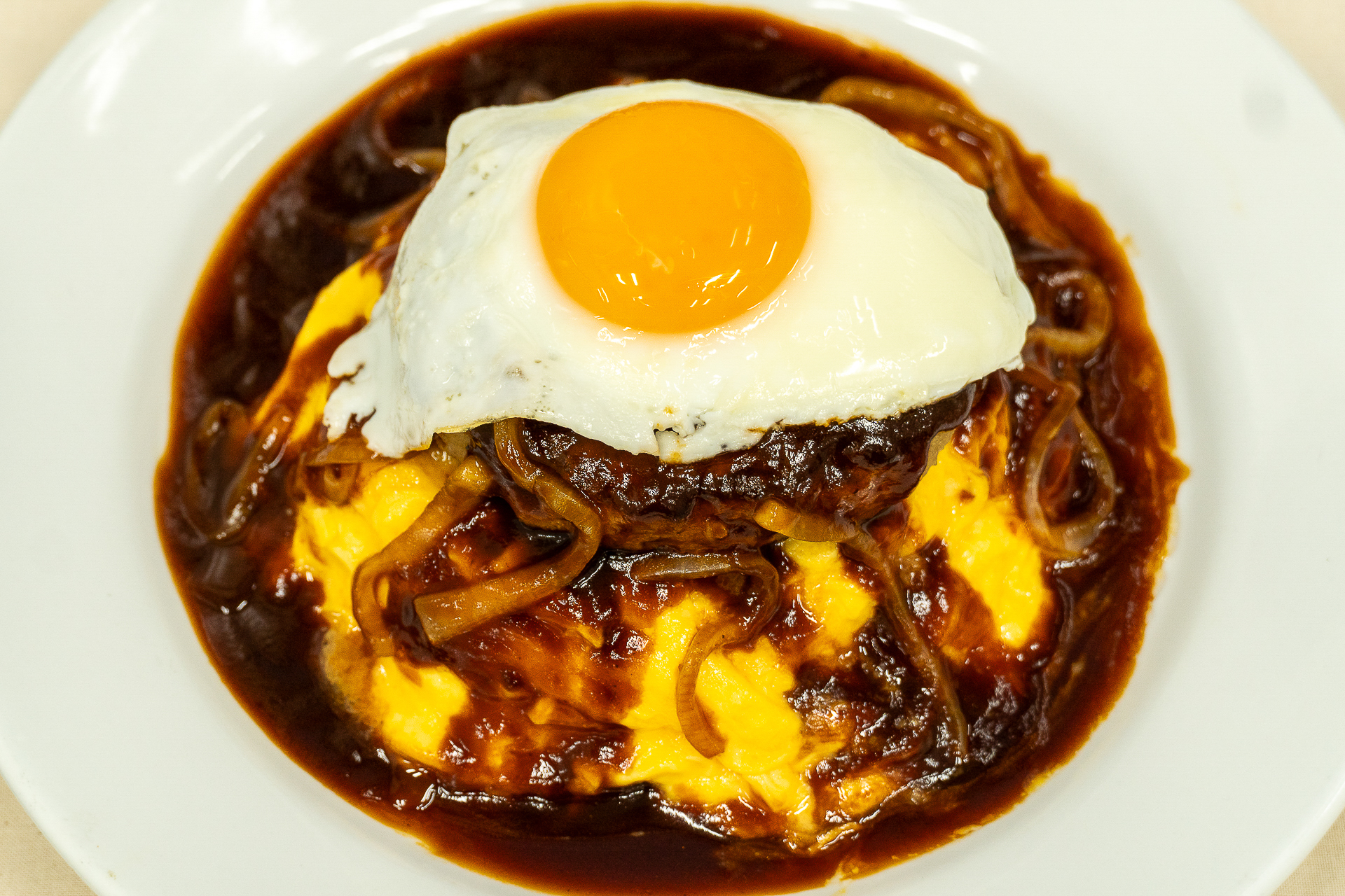 「月見バーグ＆オムライス」（1650円）