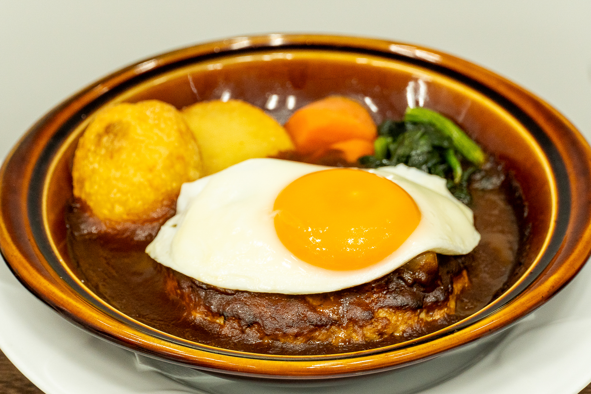 「月見きのこデミ煮込みハンバーグ」（1254円）