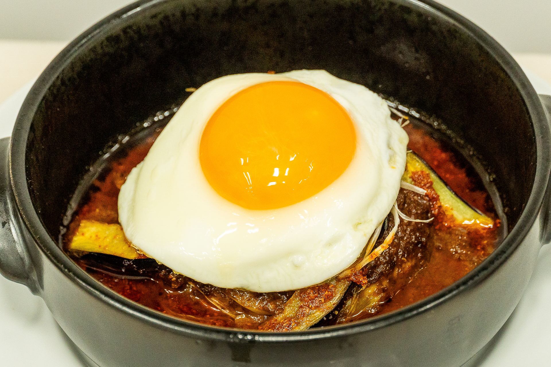 「月見麻辣土鍋ハンバーグ」（1584円）