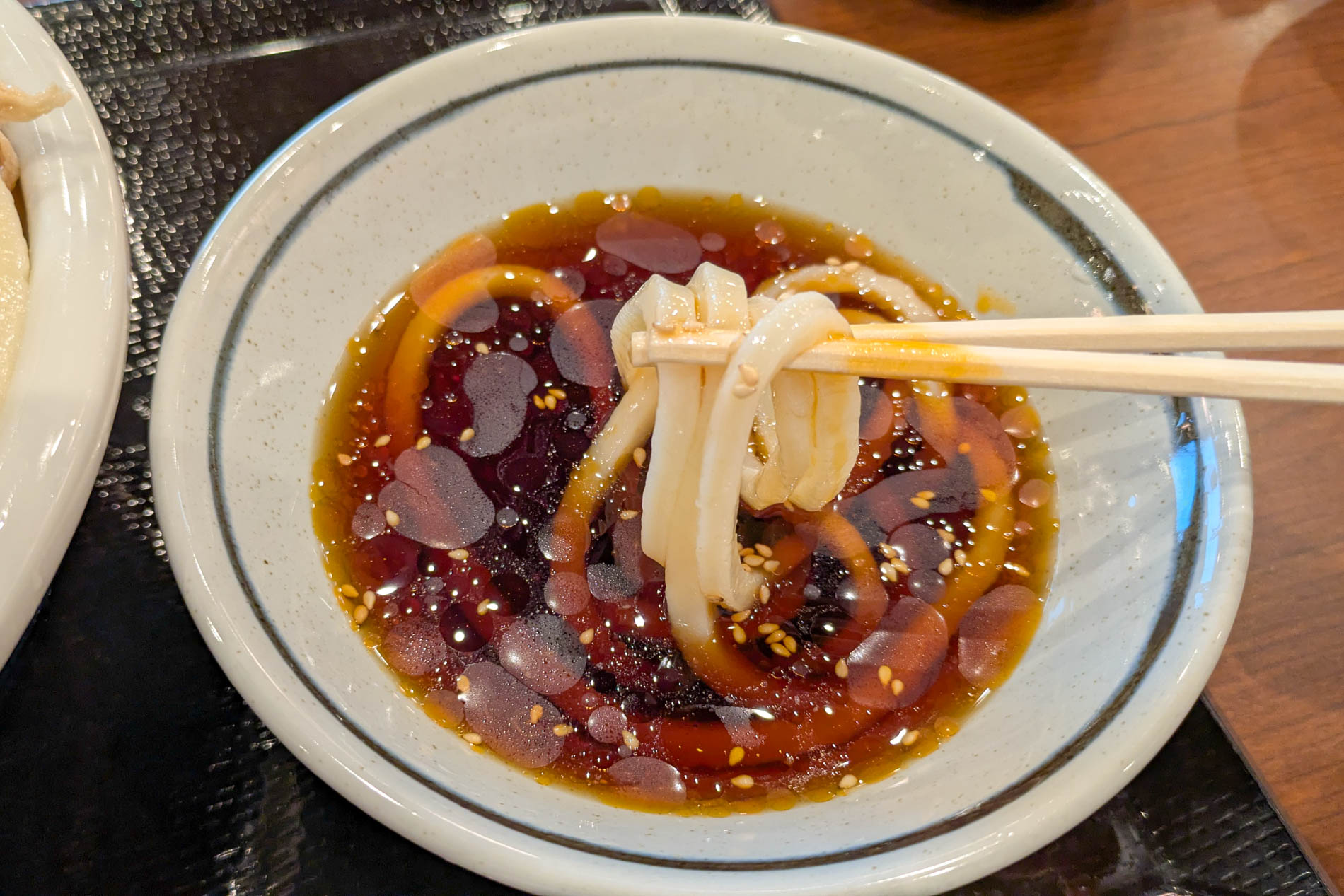 甘めの味わいとラー油の辛みがマッチ