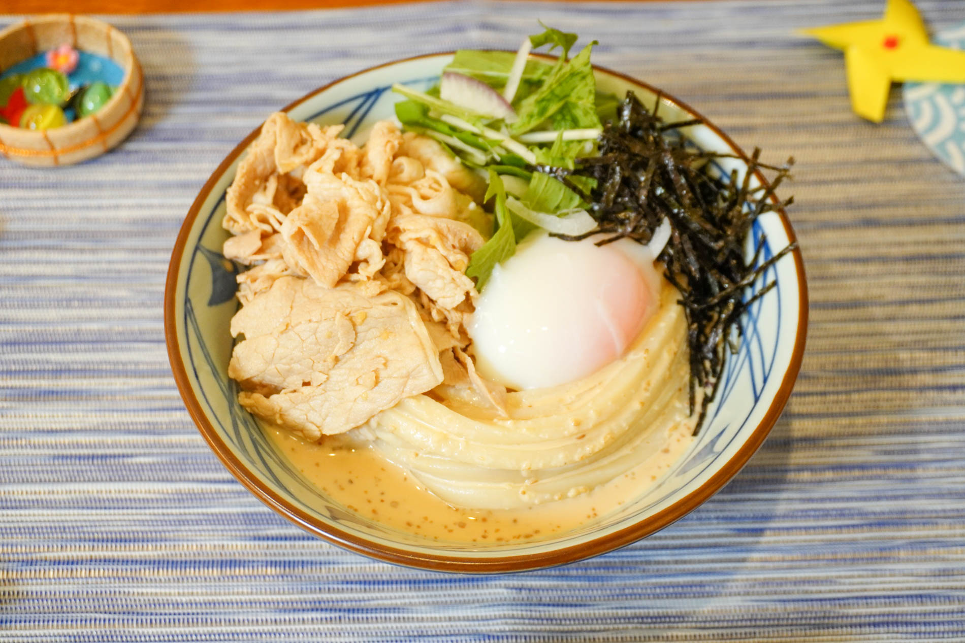 こく旨ごまだれ豚玉うどん