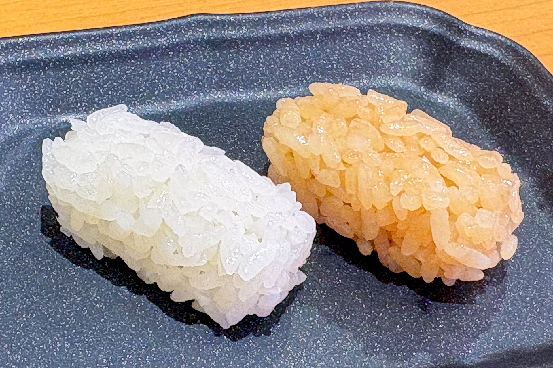 いつもの「白しゃり」（左）、熟成酒粕を配合した「赤しゃり」（右）