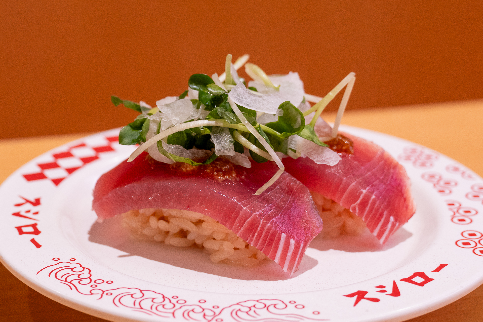 「かつお胡麻担々 香味野菜のせ」（180円～）