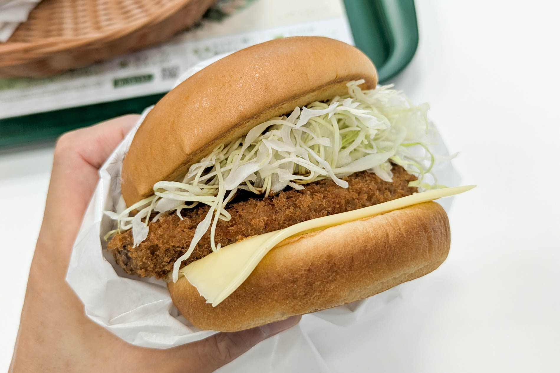メンチカツチーズバーガー ～デミグラスソース～