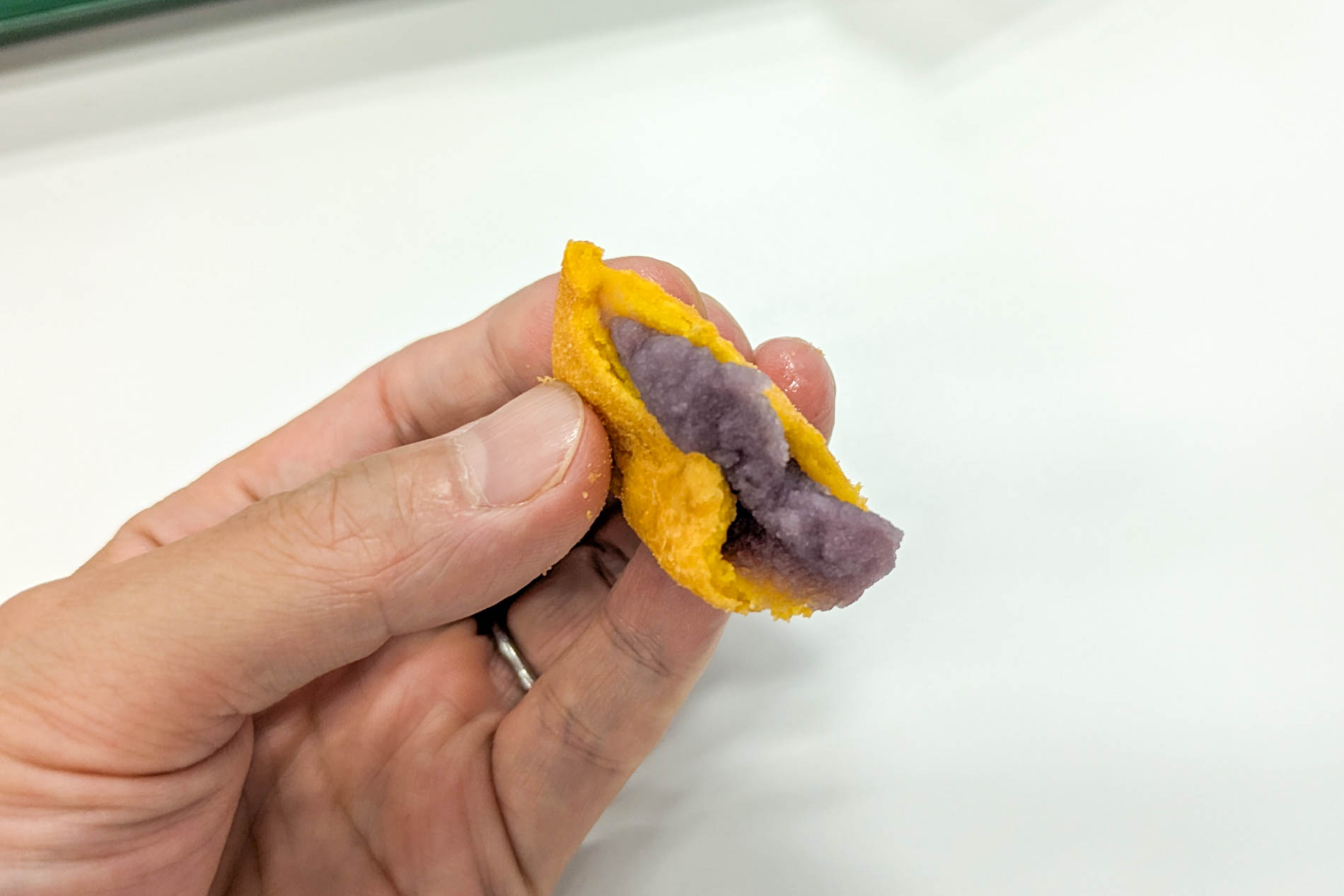 中にも紫いも餡が入っている