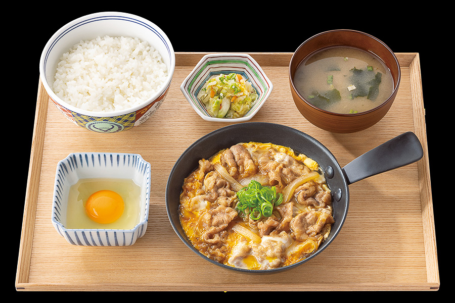 「月見牛とじ御膳」（店内798円/テイクアウト784円）